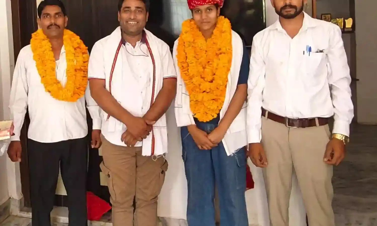 डॉ. मीणा ने 12वीं कक्षा में टॉप करने वाली प्रतिभा लीला भील को किया सम्मानित