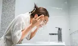 चेहरा धोते समय आप भी तो नहीं कर रहे ये गलतियां, जानें एक्सपर्ट से चेहरा धोते समय आप भी तो नहीं कर रहे ये गलतियां, जानें एक्सपर्ट से