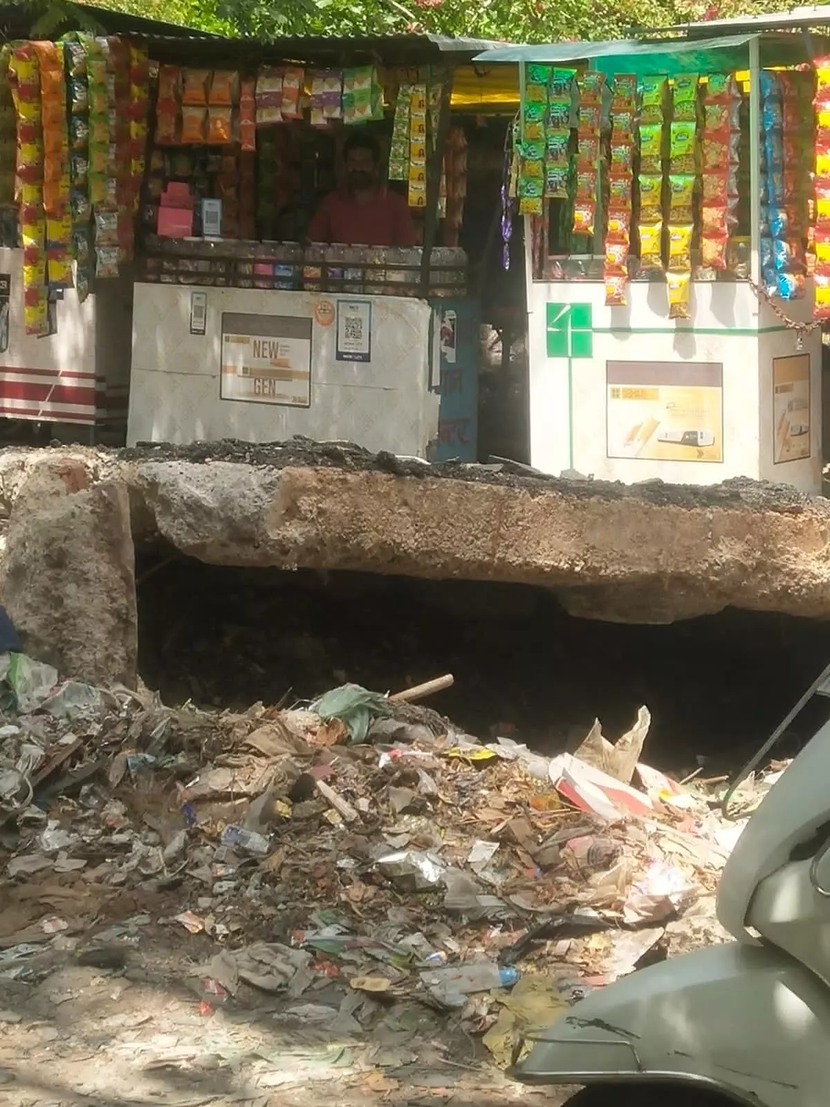 भीलवाड़ा में ट्रिपल इंजन सरकार होने के बावजूद चंद्रशेखर आजाद नगर में गहरा गड्ढा और कचरा, जनता परेशान ! भीलवाड़ा में ट्रिपल इंजन सरकार होने के बावजूद चंद्रशेखर आजाद नगर में गहरा गड्ढा और कचरा, जनता परेशान !
