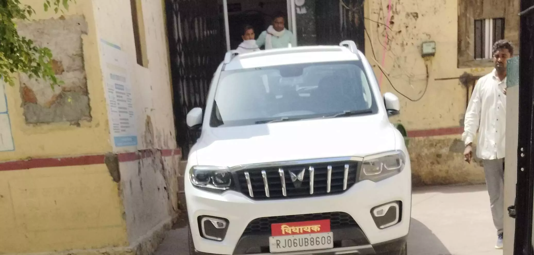 नि:संतान महिलाओं के भगवान पहुंचे जनसुनवाई में, विधायक ने कहा “धाम को दुकान मत बनाओ” नि:संतान महिलाओं के भगवान पहुंचे जनसुनवाई में, विधायक ने कहा “धाम को दुकान मत बनाओ”