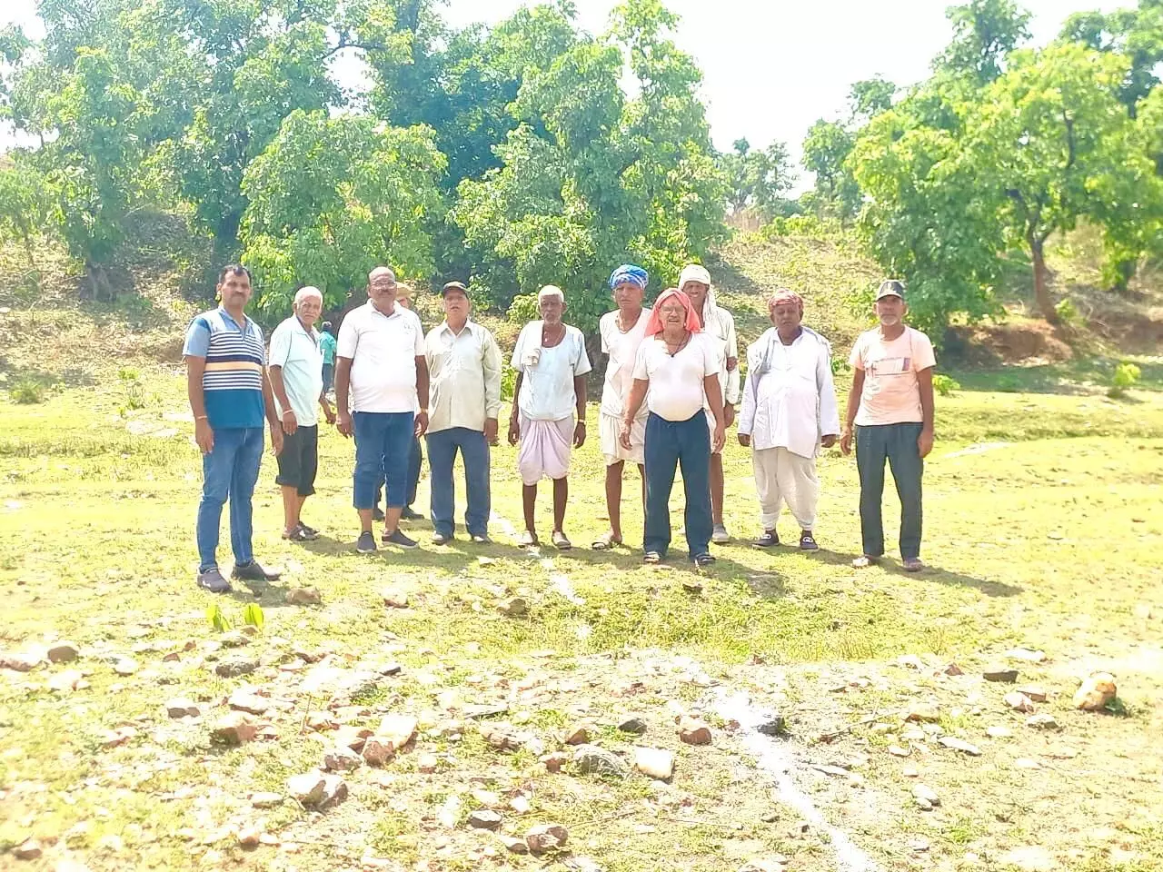 आम रास्ते पर बन रहे एनीकट निर्माण कार्य को ग्रामीणों ने रुकवाया आम रास्ते पर बन रहे एनीकट निर्माण कार्य को ग्रामीणों ने रुकवाया