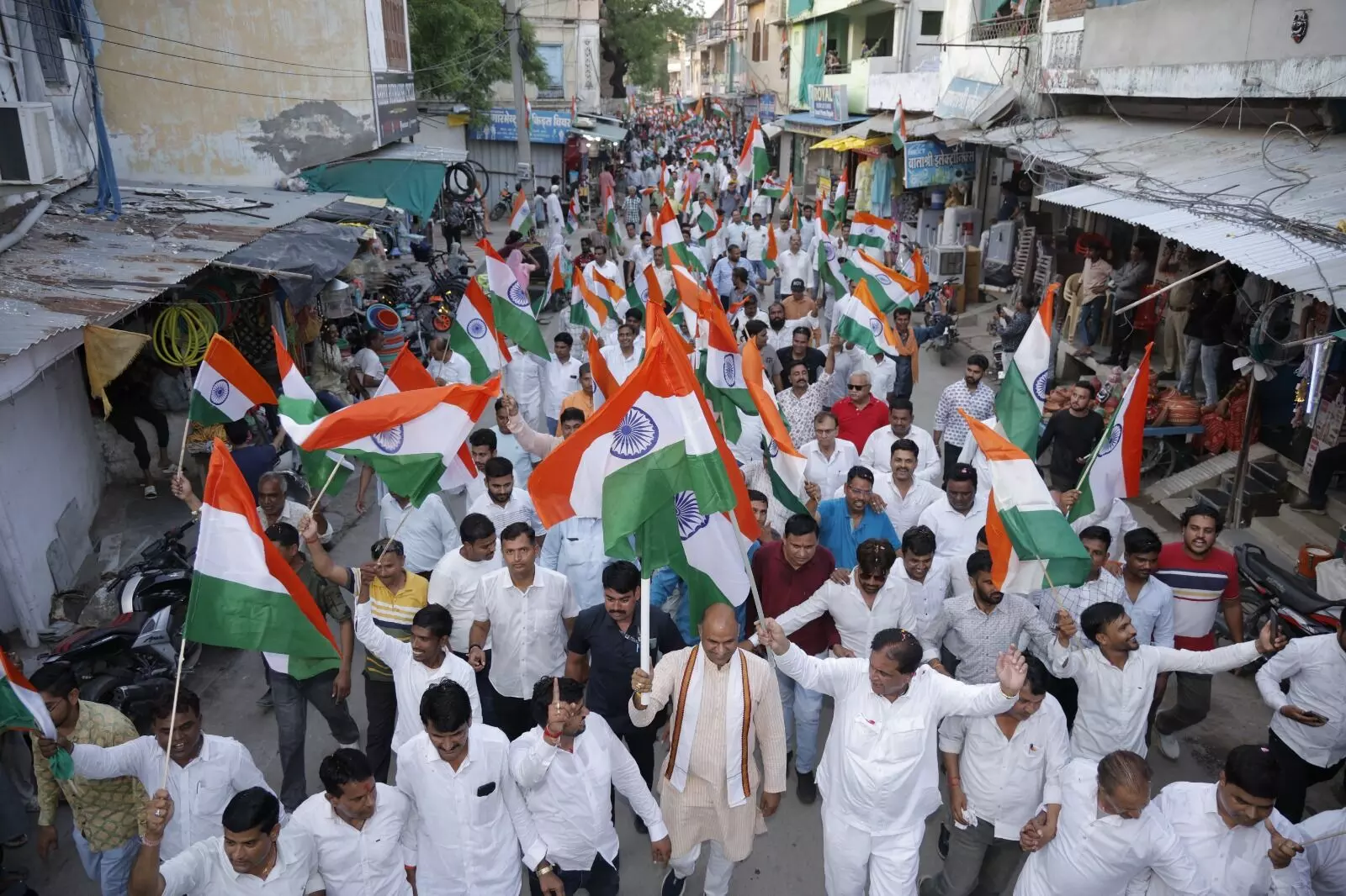 वीर सेनिको के सम्मान में निम्बाहेड़ा हुआ तिरंगामय वीर सेनिको के सम्मान में निम्बाहेड़ा हुआ तिरंगामय