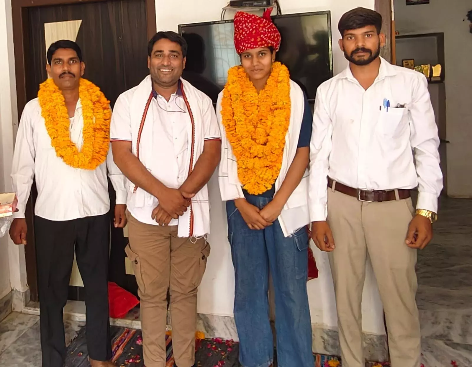 डॉ. मीणा ने 12वीं कक्षा में टॉप करने वाली प्रतिभा लीला भील को किया सम्मानित डॉ. मीणा ने 12वीं कक्षा में टॉप करने वाली प्रतिभा लीला भील को किया सम्मानित