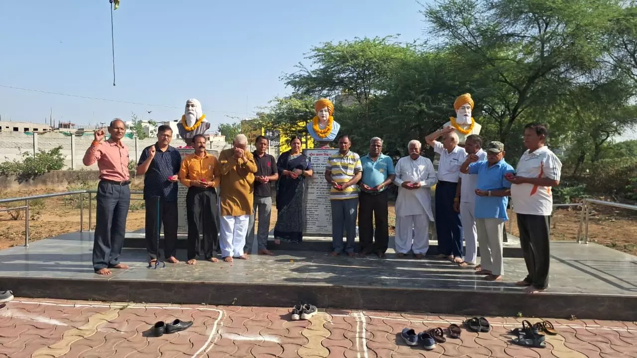 हुतात्मा प्रतापसिंह बारहठ को श्रद्धा-सुमन अर्पित किए हुतात्मा प्रतापसिंह बारहठ को श्रद्धा-सुमन अर्पित किए