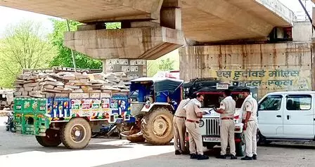 लाडपुरा चौराहे पर पुलिस ने वाहनों के बनाए चालान लाडपुरा चौराहे पर पुलिस ने वाहनों के बनाए चालान