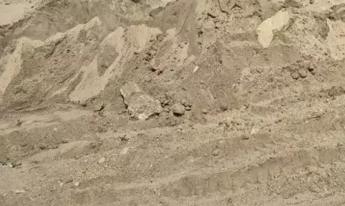 भीलवाड़ा में बजरी की किल्लत से आमजन परेशान, सरकार का ढुलमुल रवैया बना मुसीबत