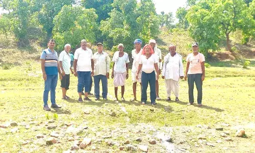 आम रास्ते पर बन रहे एनीकट निर्माण कार्य को ग्रामीणों ने रुकवाया