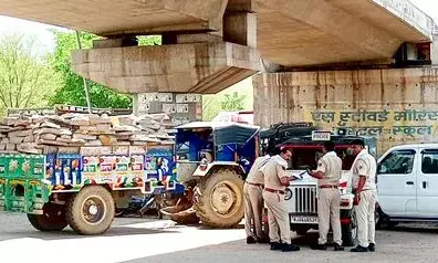 लाडपुरा चौराहे पर पुलिस ने वाहनों के बनाए चालान