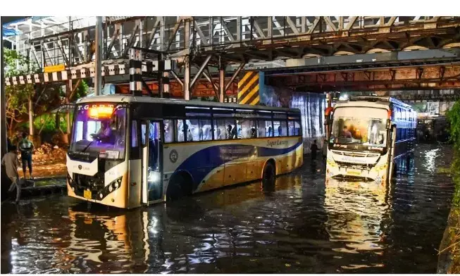 हिमाचल में बादल फटा ,दिल्ली- मुंबई के कई इलाकों में जलभराव, यूपी में तेज बारिश जारी;