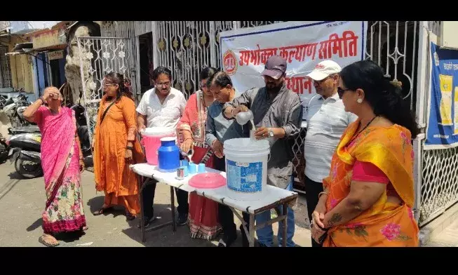 उपभोक्ता कल्याण समिति ने नौतपा के पहले दिन किया शीतल छाछ का वितरण