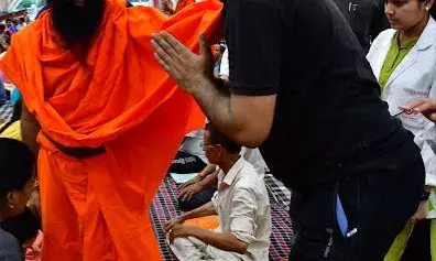 अधिवक्ता उम्मेद सिंह ने की योग गुरु बाबा रामदेव से  मुलाक़ात