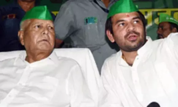 लालू यादव ने बेटे तेज प्रताप को छह साल के लिए पार्टी ओर घर से निकाला, महिला के साथ वायरल हुई थी पोस्ट लालू यादव ने बेटे तेज प्रताप को छह साल के लिए पार्टी ओर घर से निकाला, महिला के साथ वायरल हुई थी पोस्ट