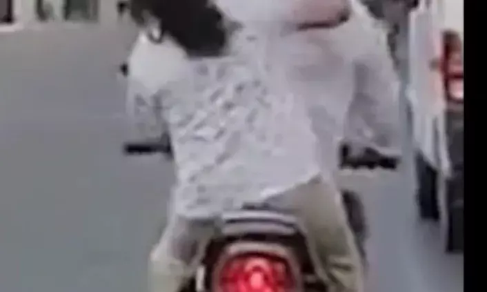 चलती बाइक पर पत्नी ने पति को चप्पल से  पीटा, देखे वीडियो
