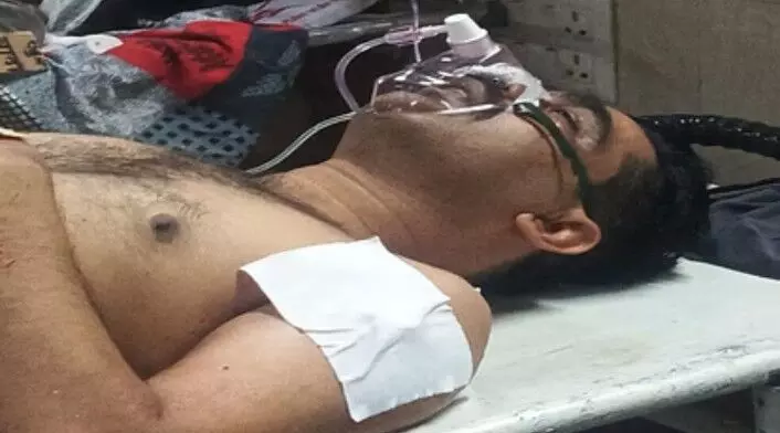 कचहरी में वकीलों के गुटों में फायरिंग, दो को लगी गोली... कचहरी में वकीलों के गुटों में फायरिंग, दो को लगी गोली...