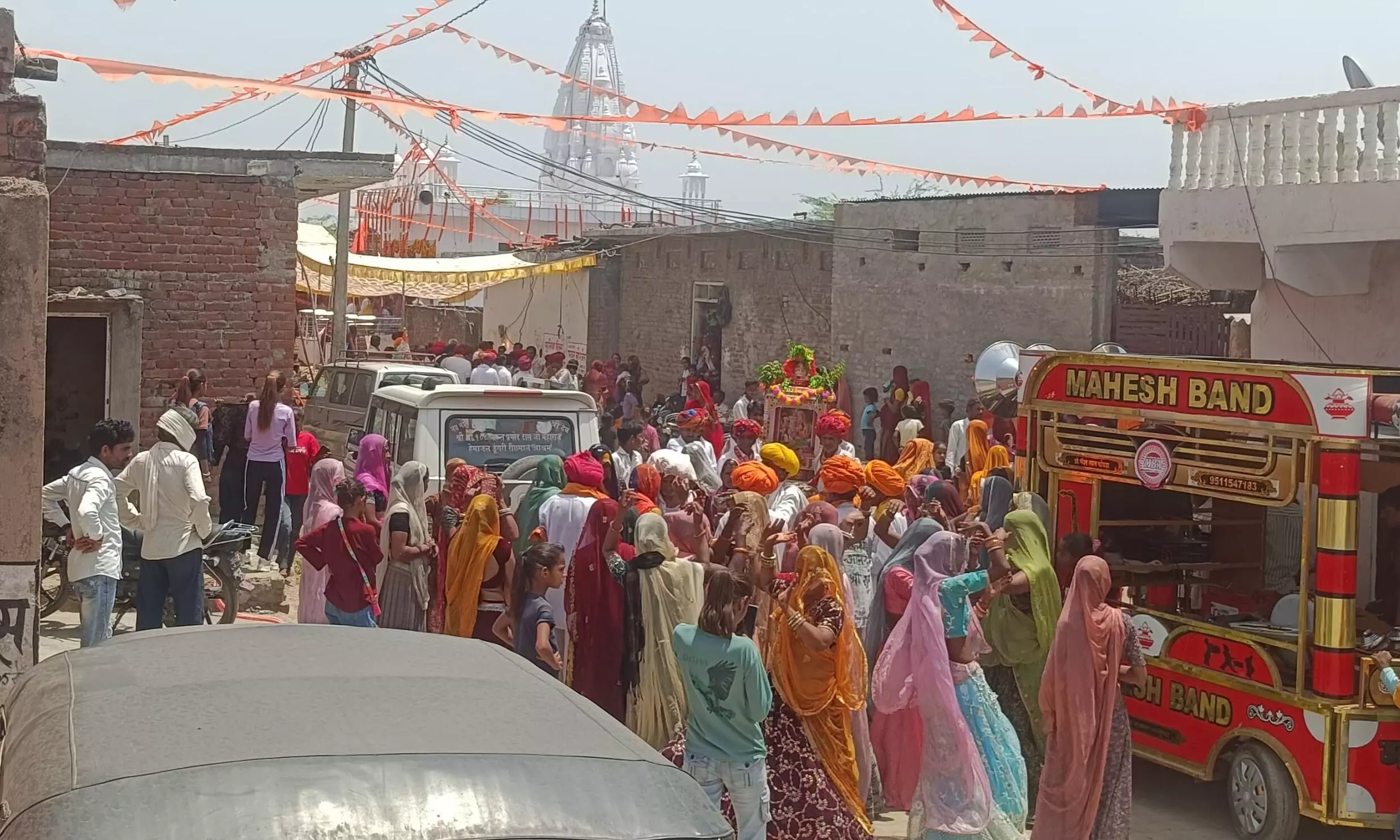 राधाकृष्ण और शिव परिवार की प्राण-प्रतिष्ठा सम्पन्न,प्रभात फेरिया का भी हुआ संगम राधाकृष्ण और शिव परिवार की प्राण-प्रतिष्ठा सम्पन्न,प्रभात फेरिया का भी हुआ संगम