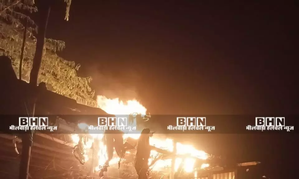 राष्ट्रीय राजमार्ग 58 पर केबिन में आग लगने से हजारों का सामान जलकर हुआ खाक राष्ट्रीय राजमार्ग 58 पर केबिन में आग लगने से हजारों का सामान जलकर हुआ खाक