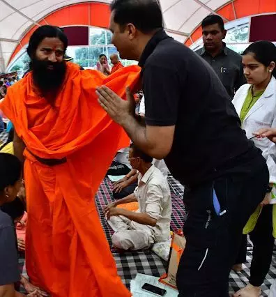 अधिवक्ता उम्मेद सिंह ने की योग गुरु बाबा रामदेव से मुलाक़ात अधिवक्ता उम्मेद सिंह ने की योग गुरु बाबा रामदेव से मुलाक़ात