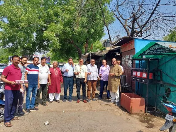 नौतपा में हीट वेव्स से बचाने को पिलाया, पुदीना युक्त केरी पानी नौतपा में हीट वेव्स से बचाने को पिलाया, पुदीना युक्त केरी पानी