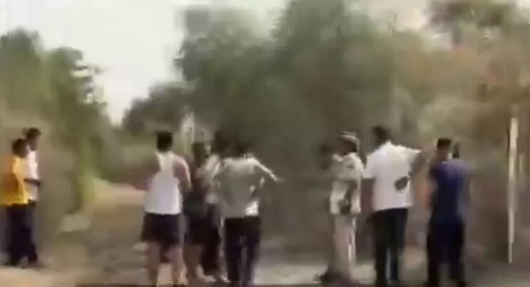 बजरी माफिया के डंपर चालक ने पुलिस जवान पर चढ़ाया वाहन; हालत गंभीर बजरी माफिया के डंपर चालक ने पुलिस जवान पर चढ़ाया वाहन; हालत गंभीर
