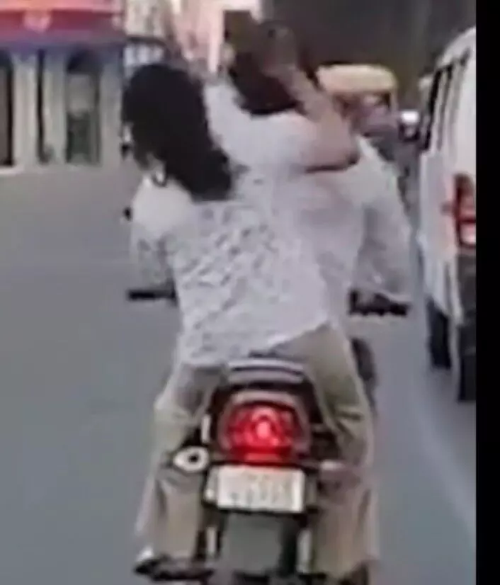 चलती बाइक पर पत्नी ने पति को चप्पल से पीटा, देखे वीडियो चलती बाइक पर पत्नी ने पति को चप्पल से पीटा, देखे वीडियो