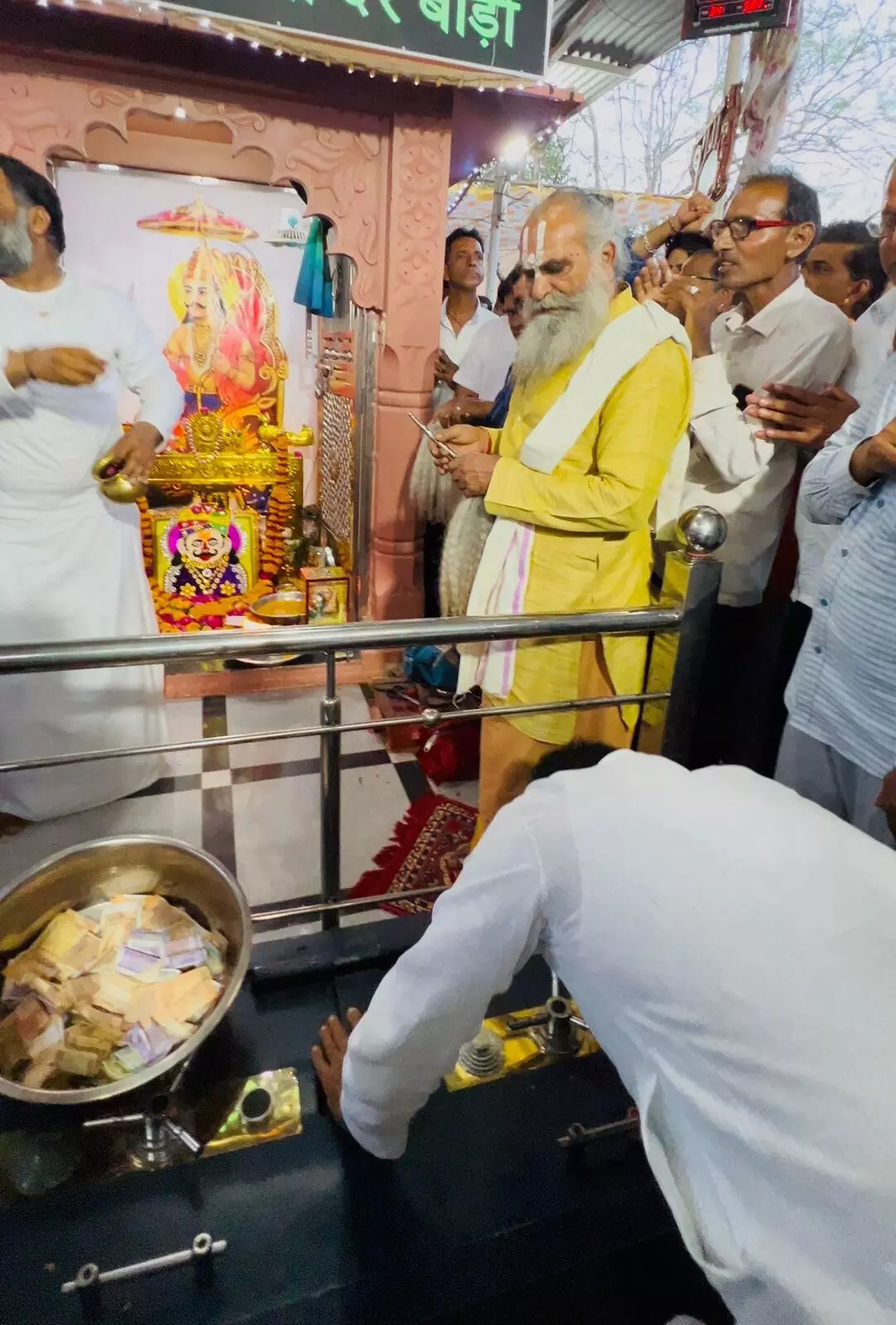 चमत्कारी शनिदेव से पूर्व सहकारिता मंत्री आंजना ने क्षेत्र में सुख, शांति,समृद्धि और खुशहाली की प्रार्थना की चमत्कारी शनिदेव से पूर्व सहकारिता मंत्री आंजना ने क्षेत्र में सुख, शांति,समृद्धि और खुशहाली की प्रार्थना की