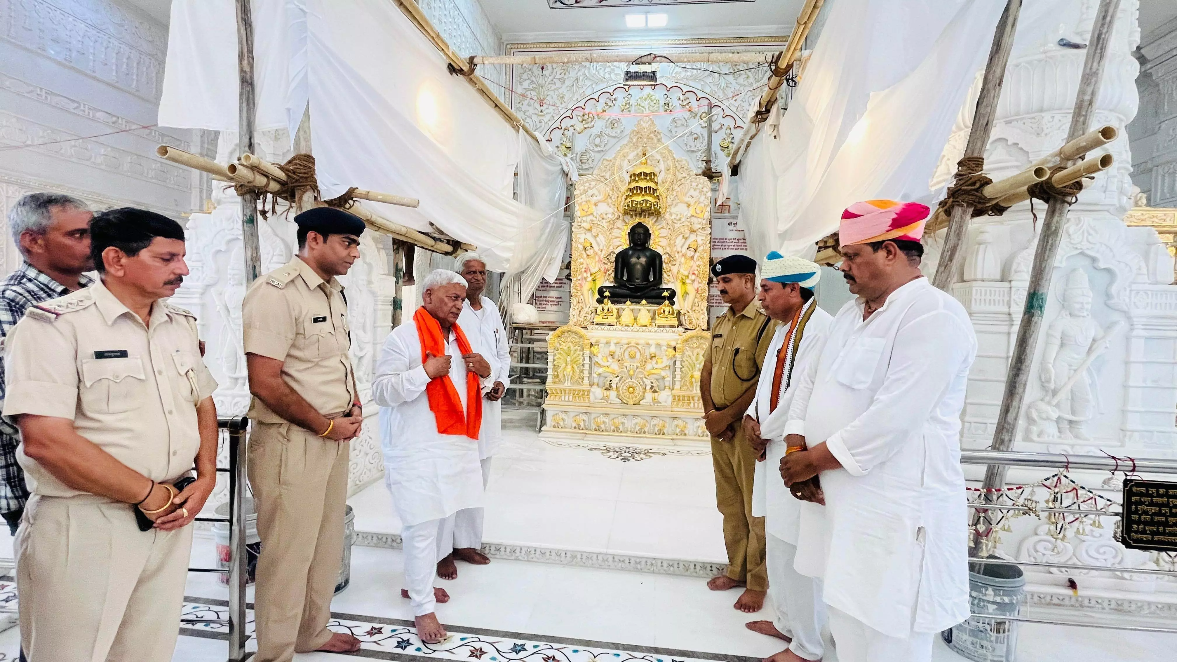 सांसद दामोदर अग्रवाल पहुंचे स्वस्तिधाम, मंदिर में हुई चोरी पर जताया आक्रोश