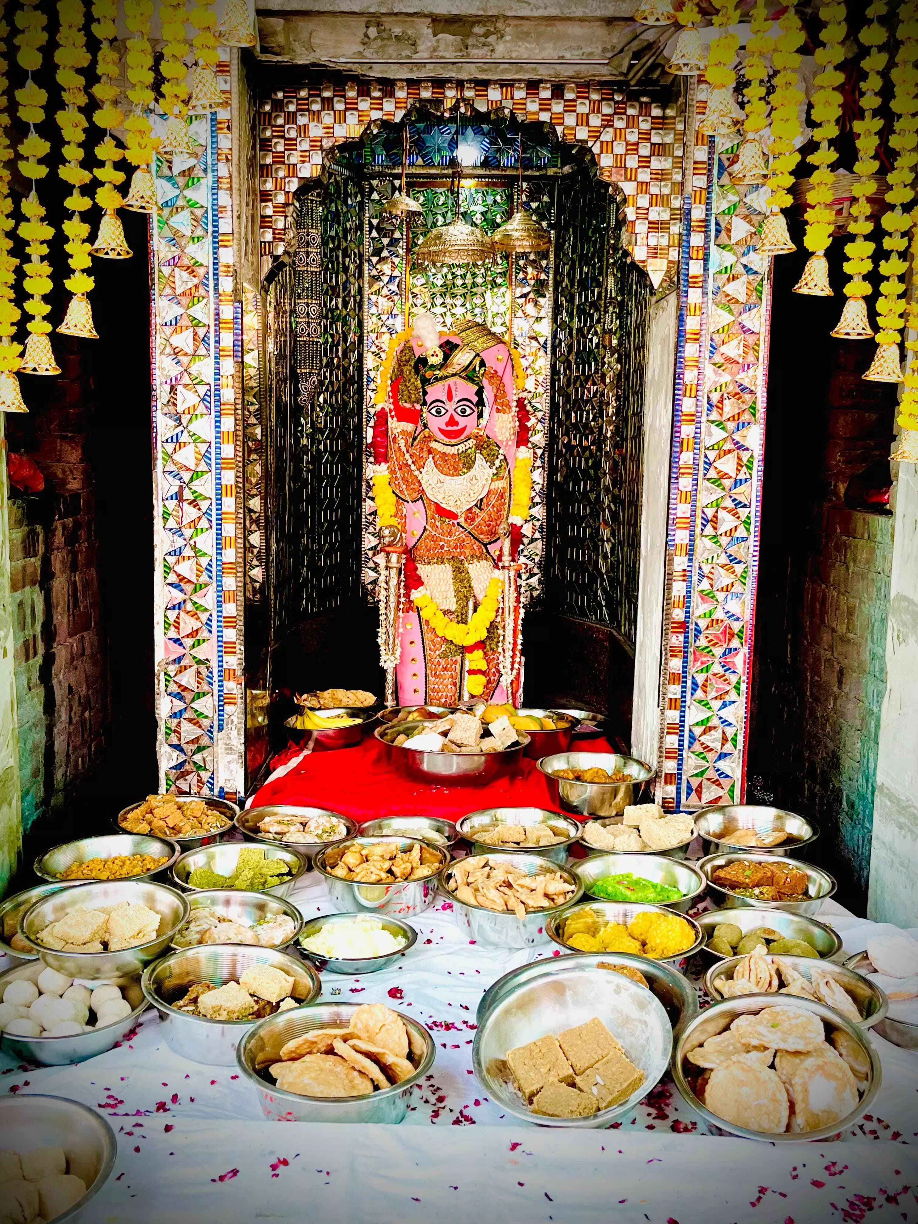चंवरा के हनुमान जी को धराया छप्पन भोग, रात्रि में बही भजनों की सरिता चंवरा के हनुमान जी को धराया छप्पन भोग, रात्रि में बही भजनों की सरिता