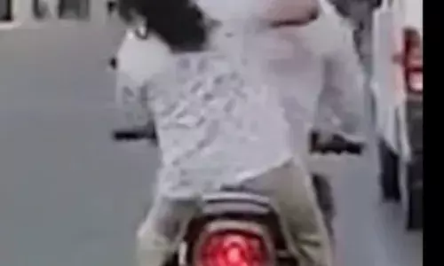 चलती बाइक पर पत्नी ने पति को चप्पल से  पीटा, देखे वीडियो