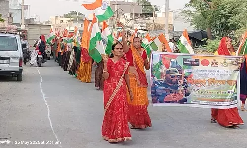 मांडल कस्बे में निकली 108 फिटलंबी तिरंगा यात्रा, भारतीय सेना को किया गया नमन