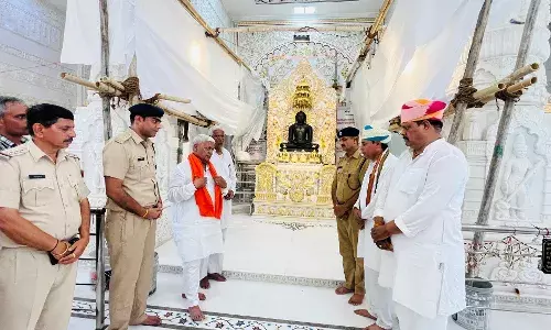 सांसद दामोदर अग्रवाल पहुंचे स्वस्तिधाम, मंदिर में हुई चोरी पर जताया आक्रोश