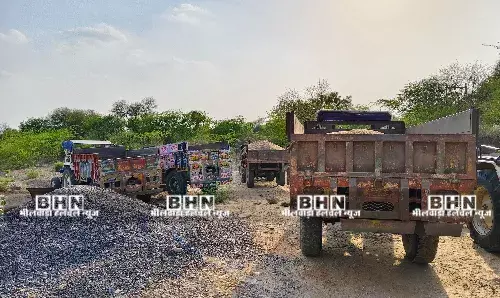 डीएसटी व पुलिस की बजरी पर कार्रवाई, चार ट्रैक्टर व दो जेसीबी मशीन जब्त