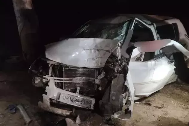 भीषण सड़क हादसा, पेड़ से टकराई कार, 4 की मौत