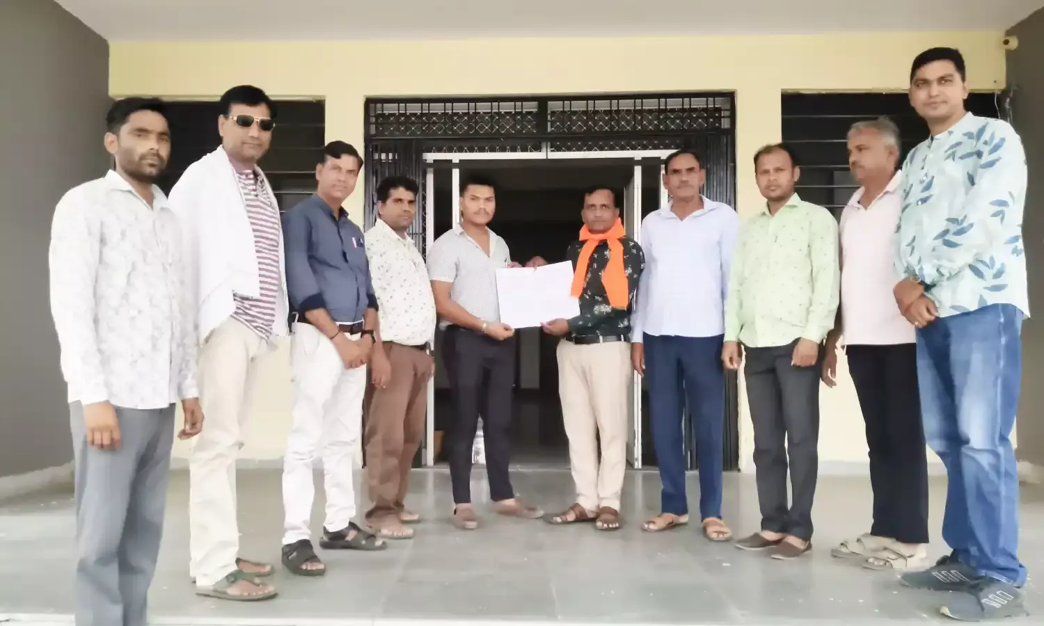 शिक्षकों के स्थानांतरण से रोक हटाएं सरकार : शिक्षक संघ राष्ट्रीय ने सौंपा ज्ञापन