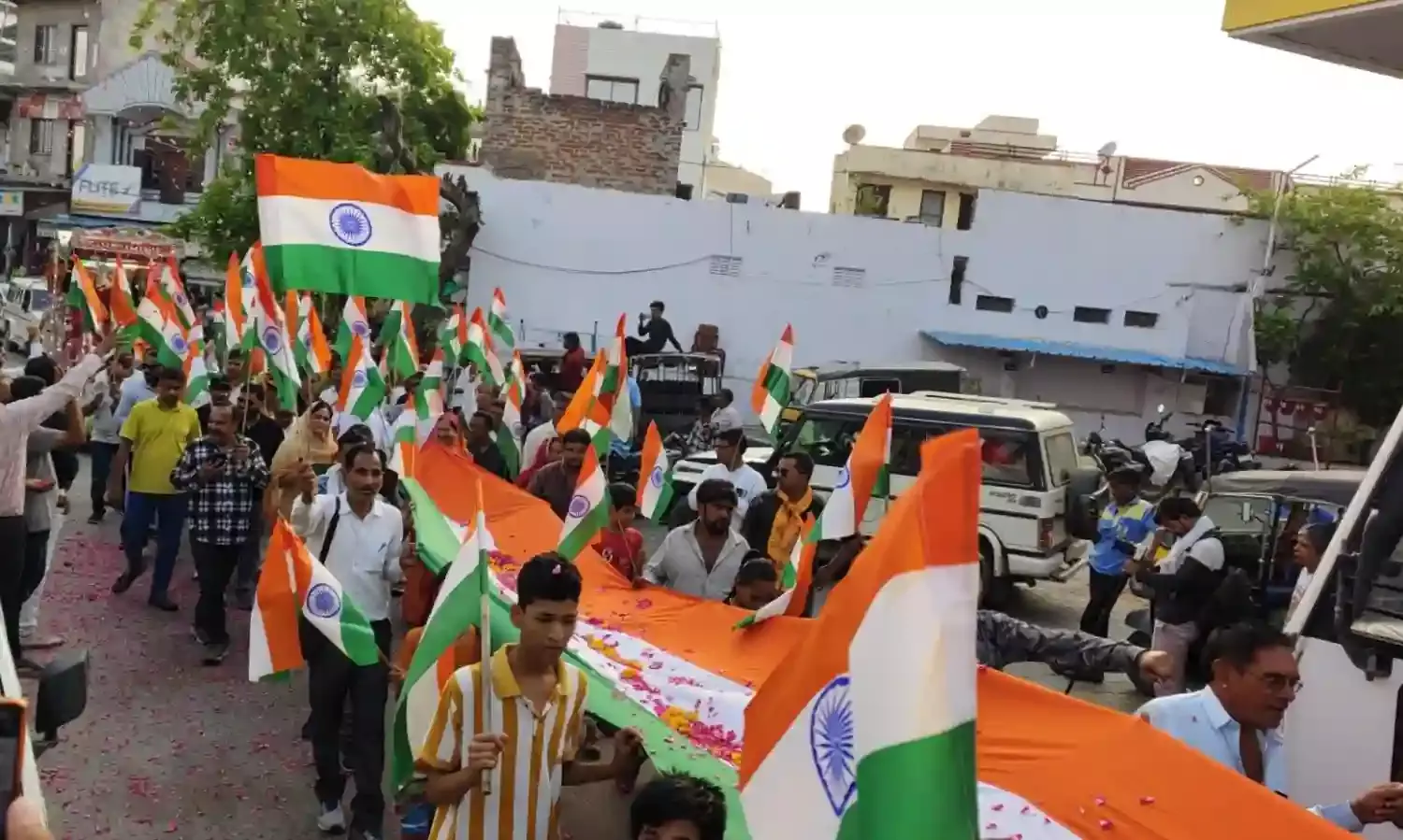 गंगापुर में हाथों में तिरंगा और भारत माता की जय के साथ निकली तिरंगा यात्रा