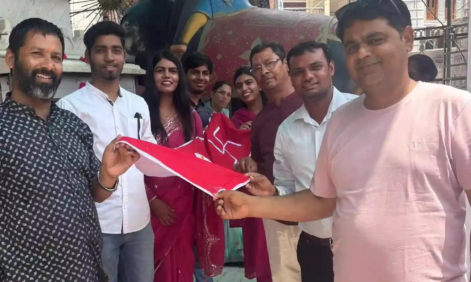 चढाई भगवान चारभुजा नाथ के चरणों में ध्वजा चढाई भगवान चारभुजा नाथ के चरणों में ध्वजा