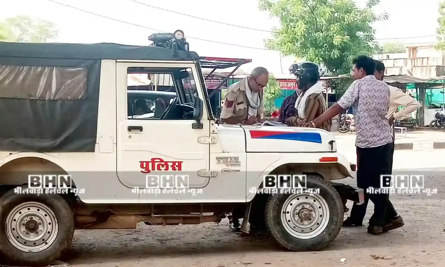 लाडपुरा चौराहे पर पुलिस ने वाहनों के बनाए चालान