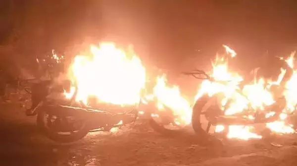 मंदिर जा रही लड़की से भाई के सामने छेड़छाड़, जबरदस्ती की कोशिश, तनाव के हालात मंदिर जा रही लड़की से भाई के सामने छेड़छाड़, जबरदस्ती की कोशिश, तनाव के हालात