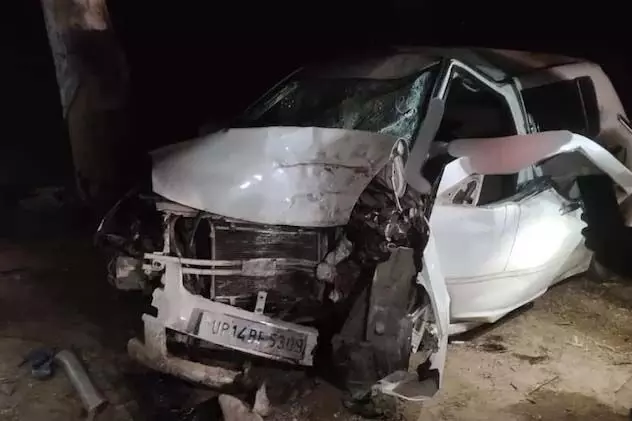 भीषण सड़क हादसा, पेड़ से टकराई कार, 4 की मौत भीषण सड़क हादसा, पेड़ से टकराई कार, 4 की मौत