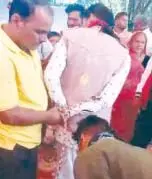 ग्रामीणों ने तांत्रिक को रस्सियों और जंजीरों से बांधा, वीडियो वायरल ग्रामीणों ने तांत्रिक को रस्सियों और जंजीरों से बांधा, वीडियो वायरल