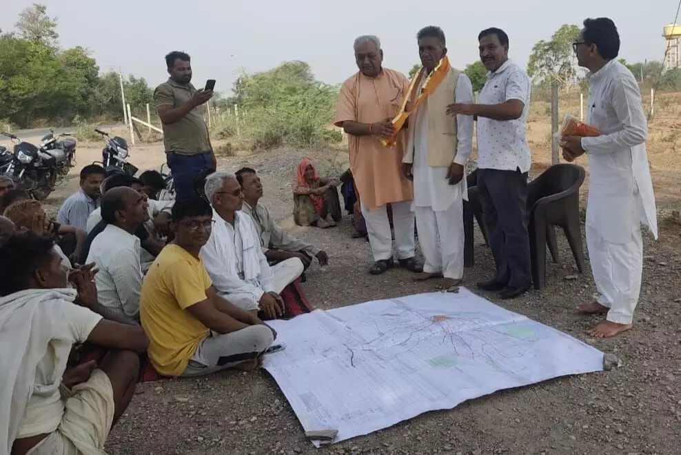 यूसुफ पिनारा ने छोड़ा 20 बीघा भूमि पर कब्जा, जोजवा के चारागाह को समर्पित की जमीन, ग्रामीणों ने किया सम्मान और श्रमदान यूसुफ पिनारा ने छोड़ा 20 बीघा भूमि पर कब्जा, जोजवा के चारागाह को समर्पित की जमीन, ग्रामीणों ने किया सम्मान और श्रमदान