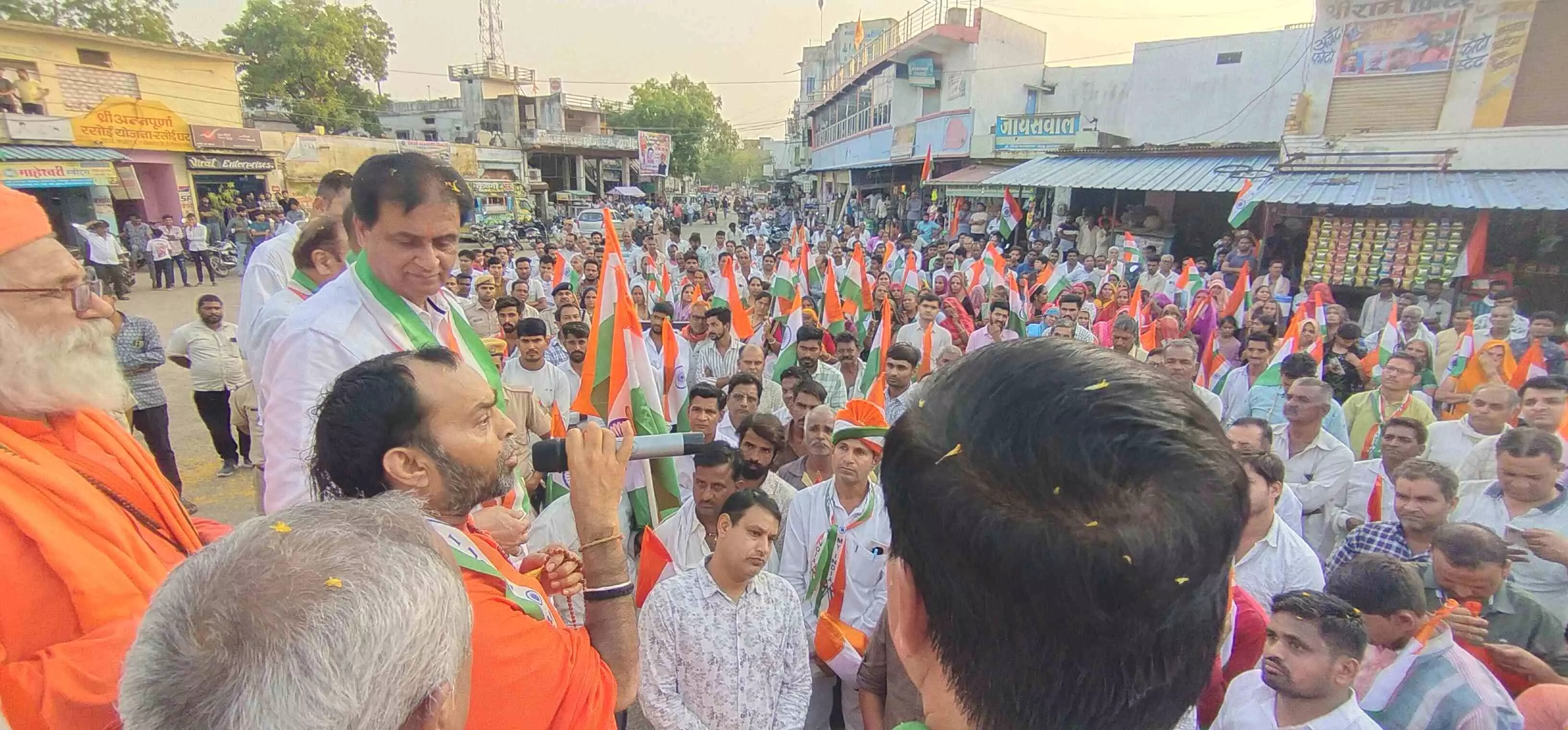 कनेरा में महर्षि श्री उत्तम स्वामी जी महाराज के सानिध्य में निकली भव्य तिरंगा यात्रा कनेरा में महर्षि श्री उत्तम स्वामी जी महाराज के सानिध्य में निकली भव्य तिरंगा यात्रा