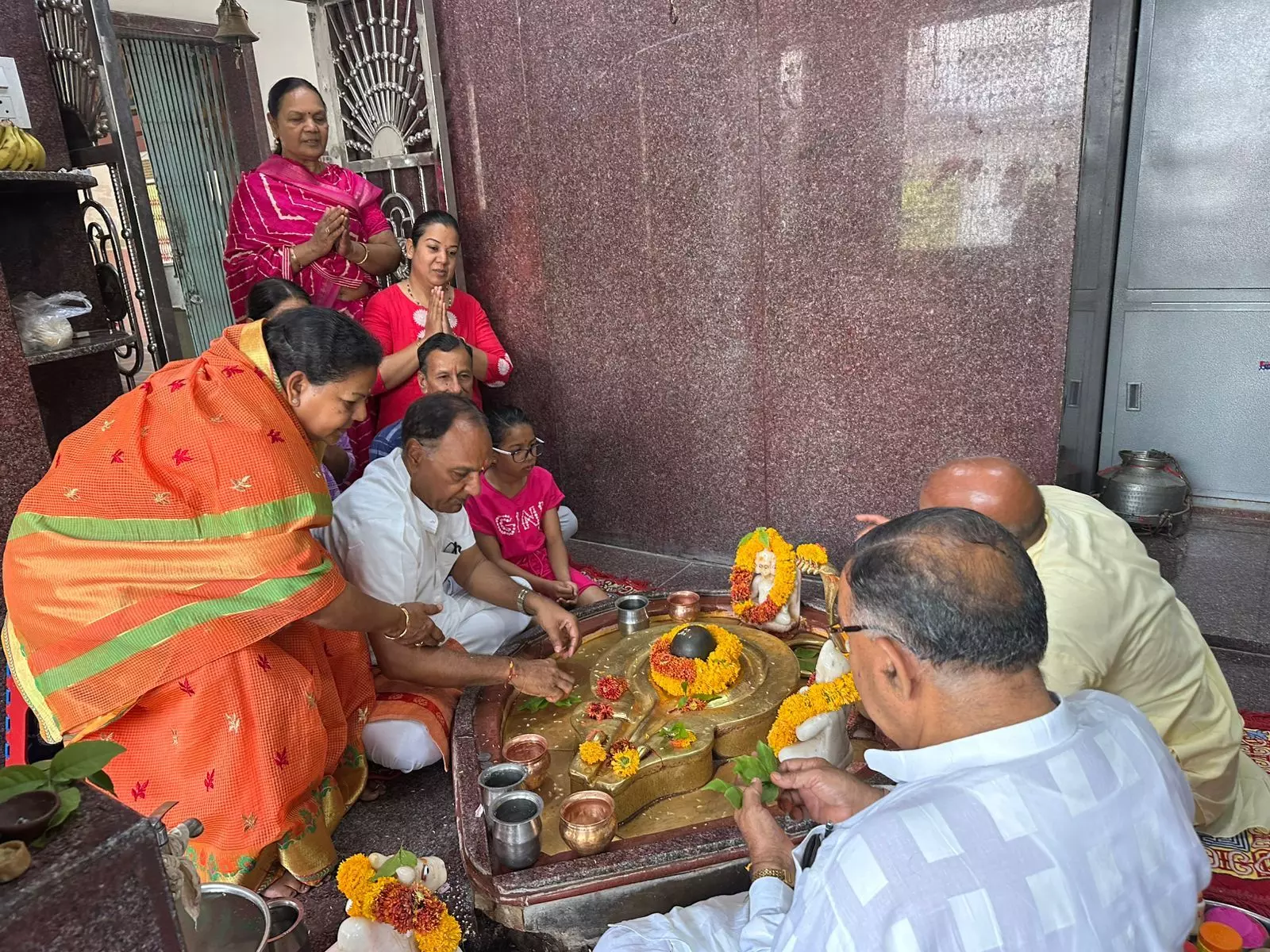 रामधाम में हुआ अभिषेक, गूंजे भगवान शिव के जयकारे रामधाम में हुआ अभिषेक, गूंजे भगवान शिव के जयकारे