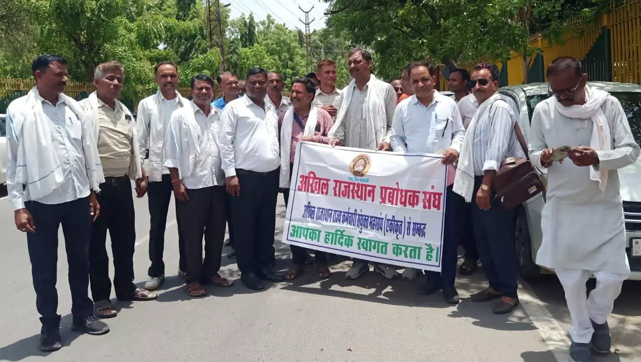 प्रबोधको ने पुरानी सेवा गणना सहित विभिन्न मांगों के लिए दिया ज्ञापन प्रबोधको ने पुरानी सेवा गणना सहित विभिन्न मांगों के लिए दिया ज्ञापन
