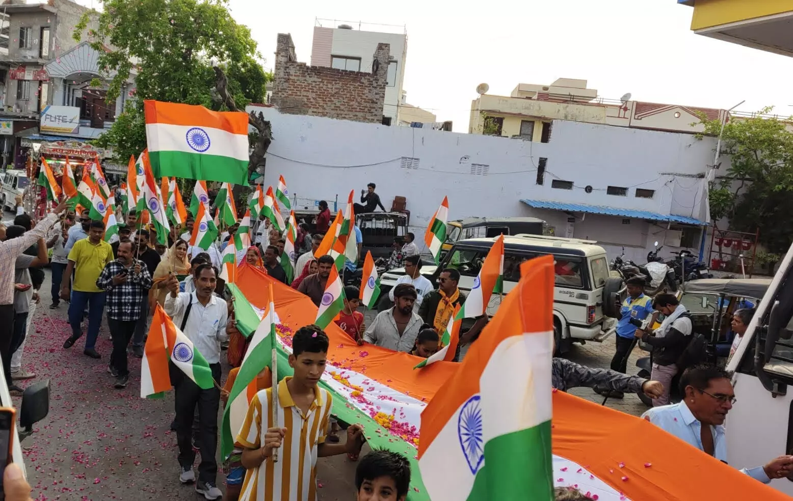 गंगापुर में हाथों में तिरंगा और भारत माता की जय के साथ निकली तिरंगा यात्रा गंगापुर में हाथों में तिरंगा और भारत माता की जय के साथ निकली तिरंगा यात्रा