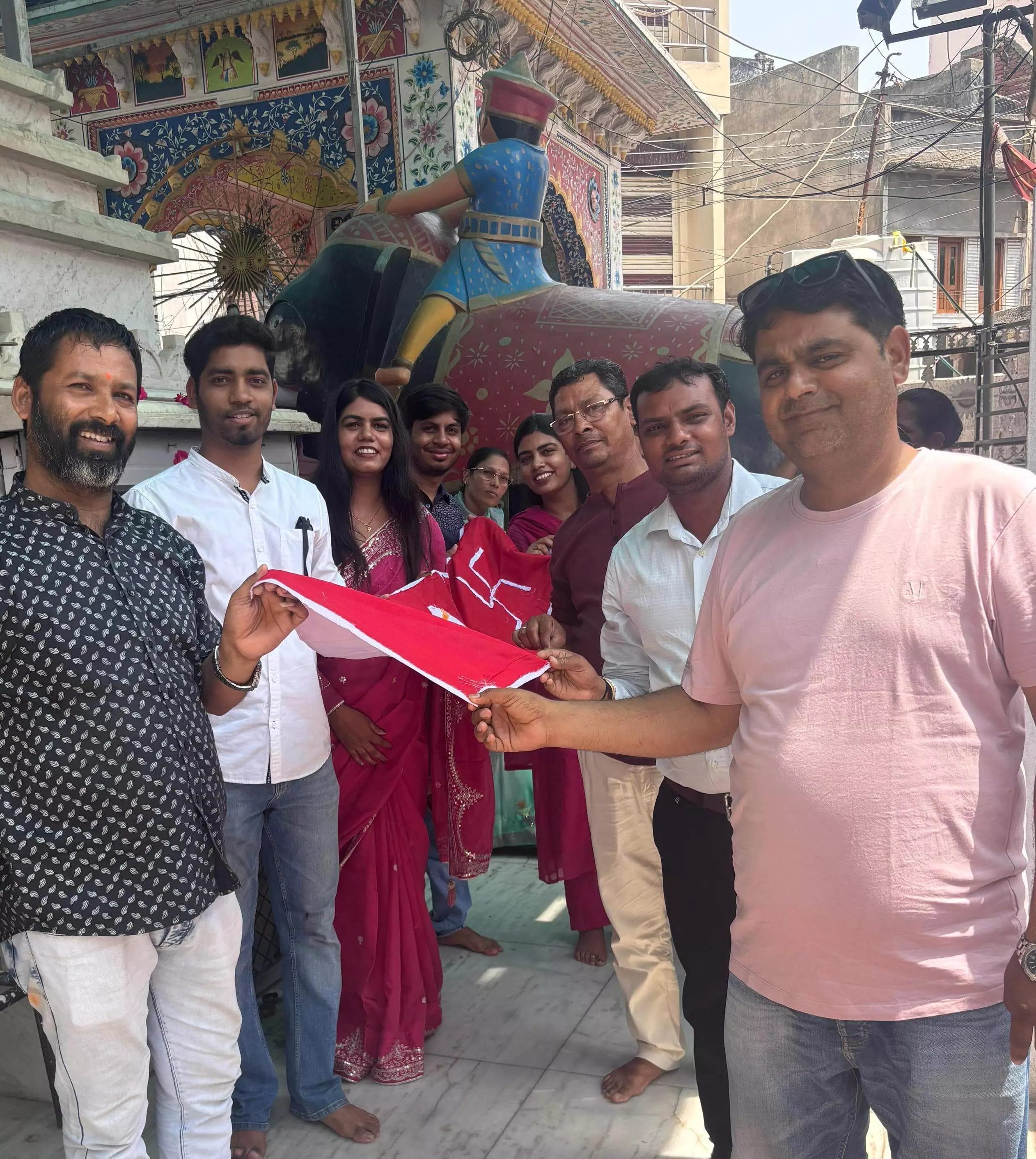 चढाई भगवान चारभुजा नाथ के चरणों में ध्वजा