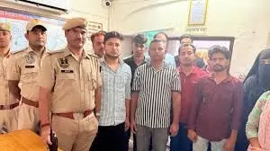 इलाज के बहाने कैदियों को होटल ले जाते थे पुलिसकर्मी, पांच कांस्टेबल सहित 13 लोग गिरफ्तार इलाज के बहाने कैदियों को होटल ले जाते थे पुलिसकर्मी, पांच कांस्टेबल सहित 13 लोग गिरफ्तार