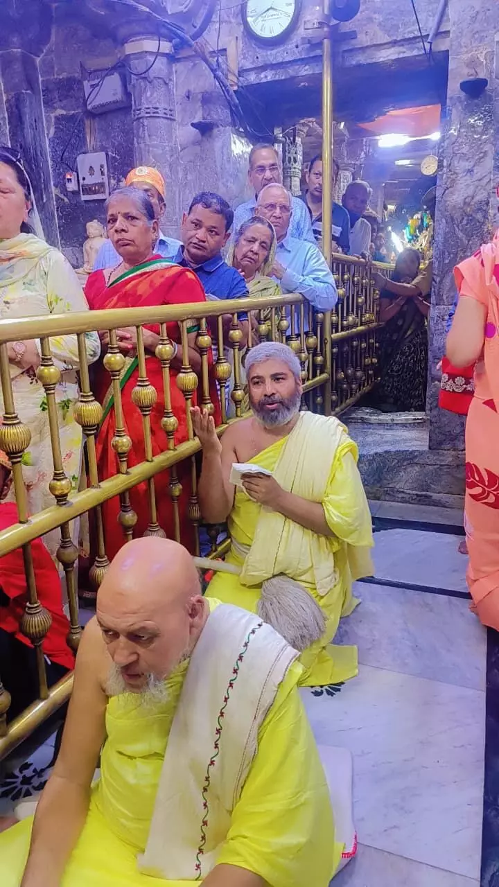 विश्व प्रसिद्ध केसरियाजी महातीर्थ में शिखर पर ध्वजारोहण किया