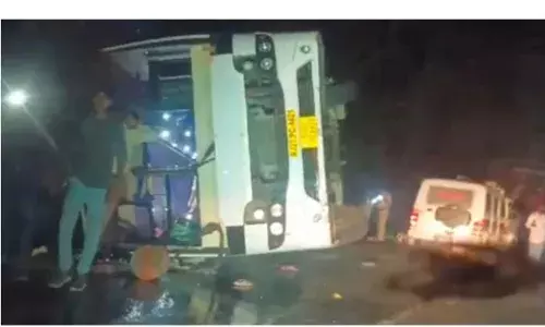 आष्टा-कन्नौद रोड पर राजस्थान के तीर्थ यात्रियों की बस पलटी, 35 लोग हुए घायल आष्टा-कन्नौद रोड पर राजस्थान के तीर्थ यात्रियों की बस पलटी, 35 लोग हुए घायल