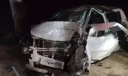 भीषण सड़क हादसा, पेड़ से टकराई कार, 4 की मौत
