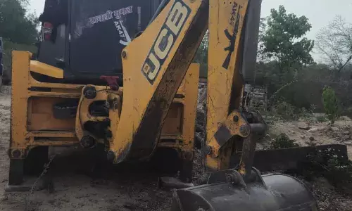 कोठारी नदी से बजरी परिवहन करते दो लोडर और चार ट्रैक्टर ट्राली जब्त